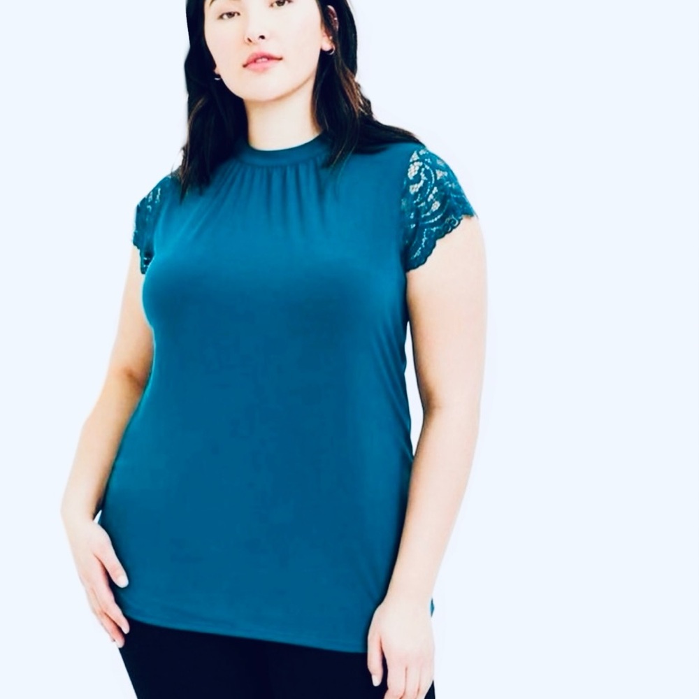 🌺TORRID Pretty Lace Sleeve Top🌺